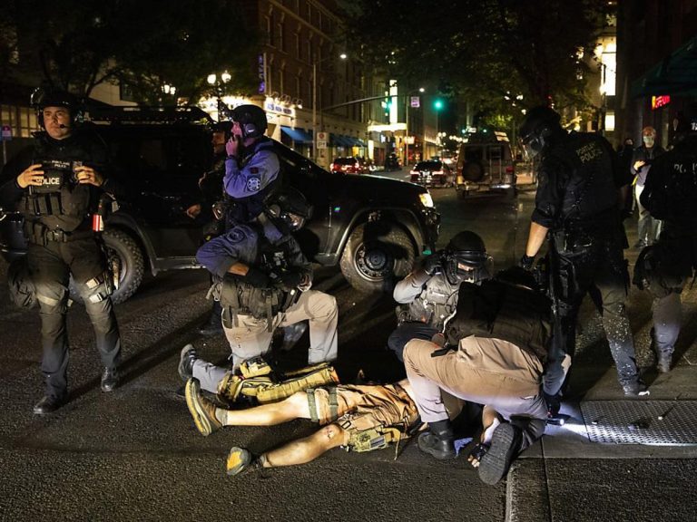 États-Unis : un supporter de Trump tué en marge de heurts entre manifestants antiracistes et pro-Trump