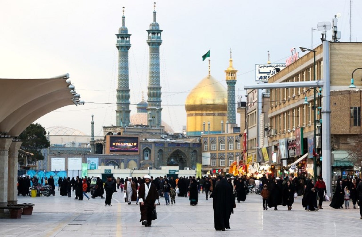 Des visiteurs marchent près du sanctuaire Massoumeh dans la ville sainte de Qom, à 130 kilomètres au sud de la capitale Téhéran le 15 janvier 2019. - Dans la capitale religieuse de l'Iran, la révolution islamique exerce toujours une influence puissante, même en tant que signes autrefois impensables de modernité rampez dans la ville de Qom pour défier les fidèles. Qom, à quelques heures de route au sud de Téhéran, est l'un des sites les plus sacrés de l'islam chiite, où se trouvent des dizaines de séminaires et nombre de ses clercs les plus éminents, connus sous le nom de «sources d'émulation».