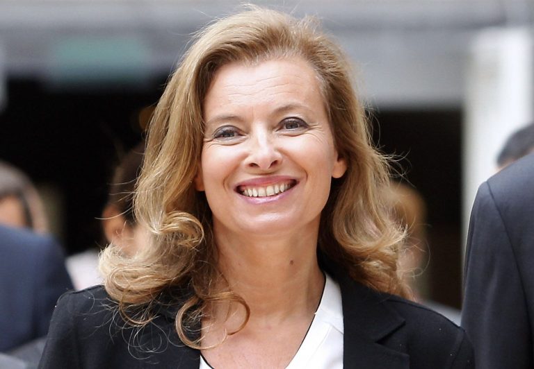 Valérie Trierweiler sous le choc : en pleines vacances, elle apprend son licenciement de Paris Match