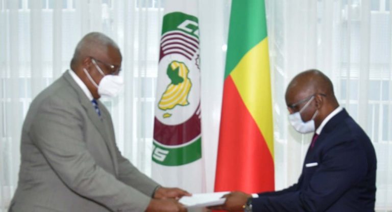 Bénin: les copies figurées de deux ambassadeurs reçues par Aurélien Agbénonci