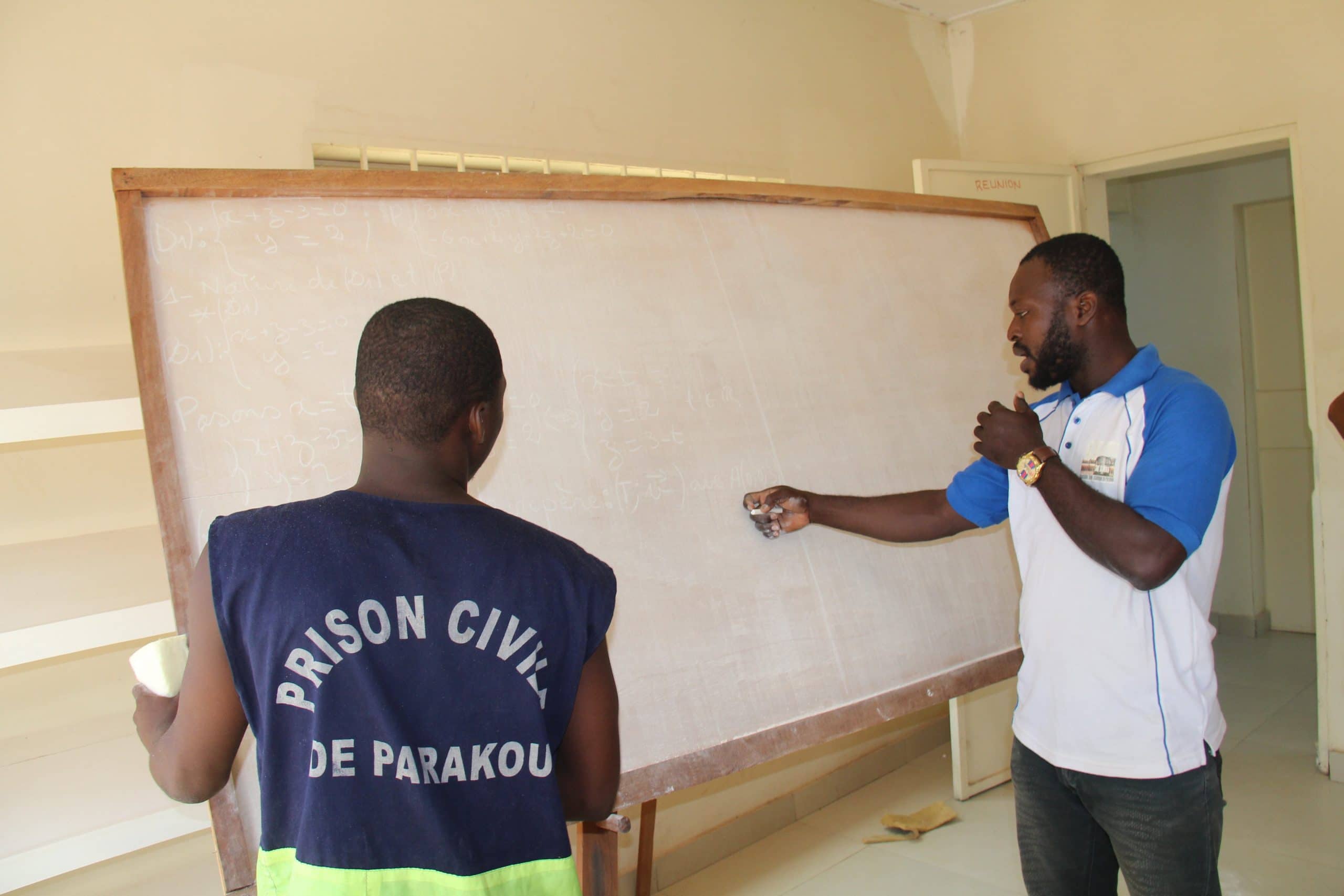 Un détenu de la prison civile de Parakou, candidat au Bac, avec son encadreur