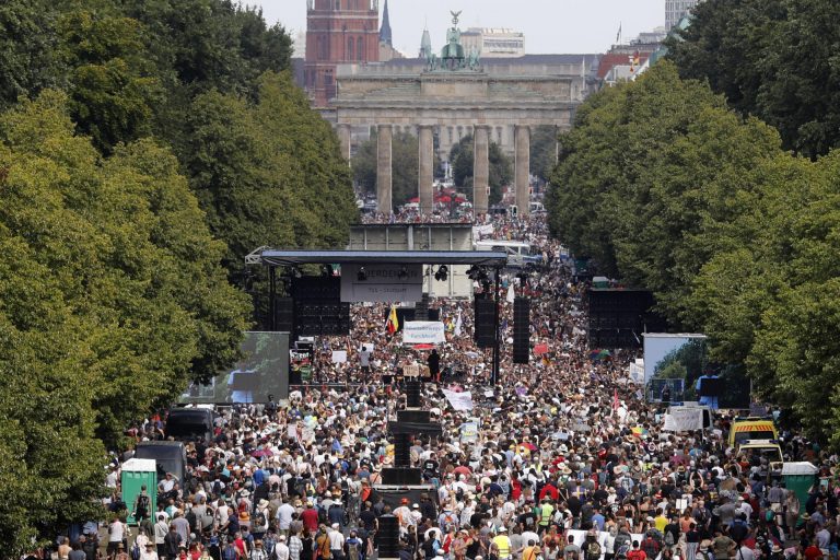 Allemagne – « Bas les masques »: des milliers de manifestants « anticorona » dans les rues (Vidéo)