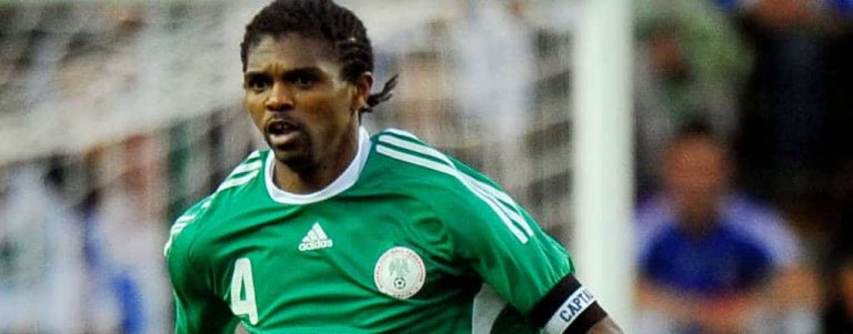 Légendes : la FIFA célèbre l&rsquo;ancienne gloire nigériane Kwankwo Kanu