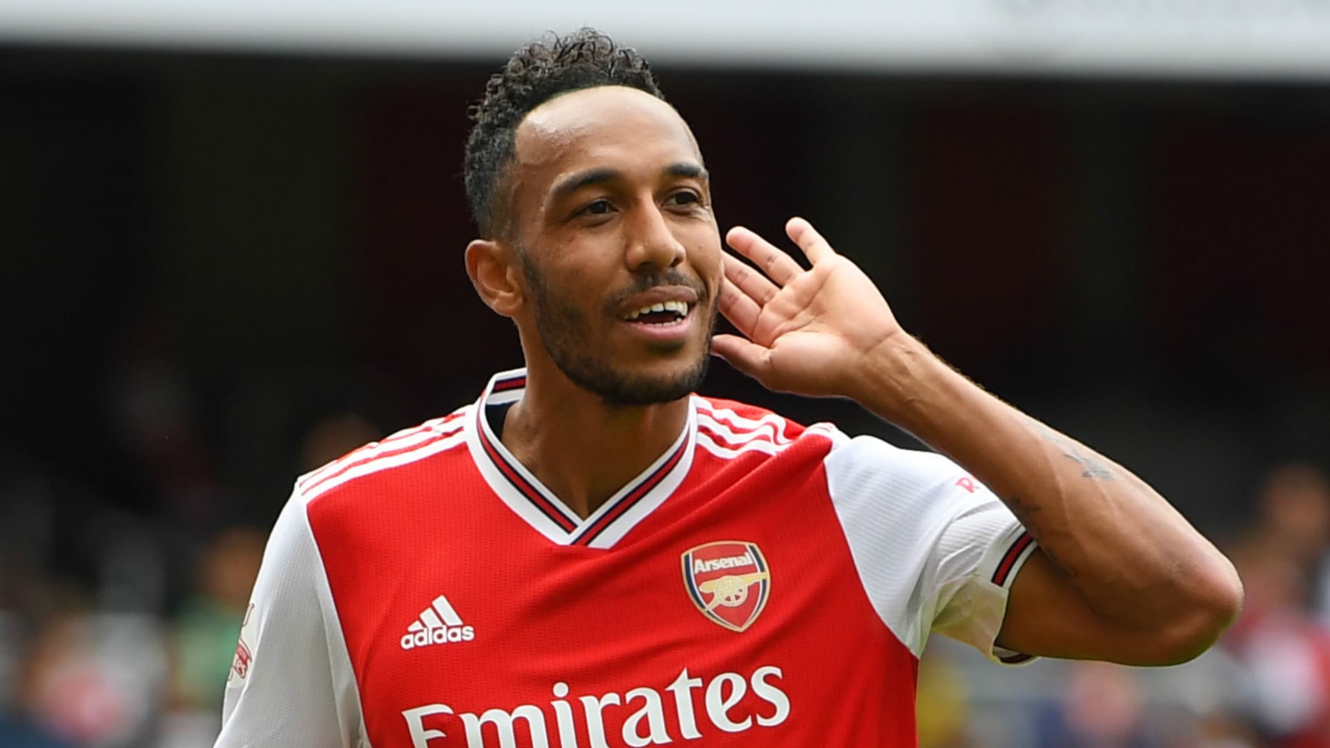 Pierre-Emerick Aubameyang, (31 ans), international gabonais évoluant actuellement au poste d'avant-centre à Arsenal FC. Il possède également la nationalité française.