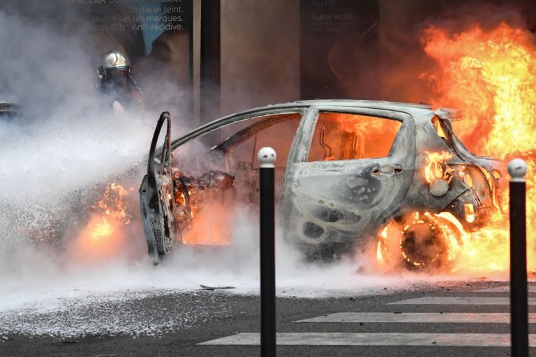 Ligue des Champions – Défaite du PSG: bijouteries pillées, voitures incendiées, banques saccagées… (Vidéo)