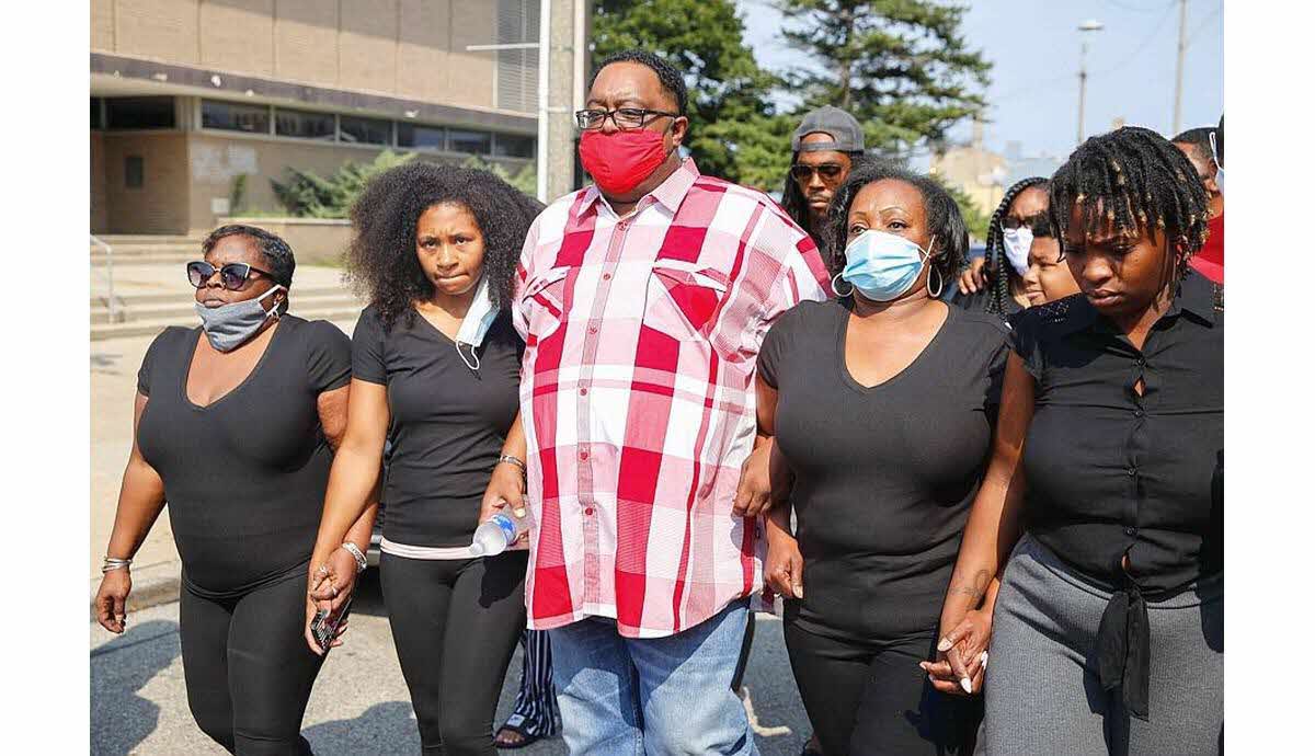 La famille de Jacob Blake, grièvement blessé par des policiers dans le Wisconsin, appelle au calme. Photo AFP