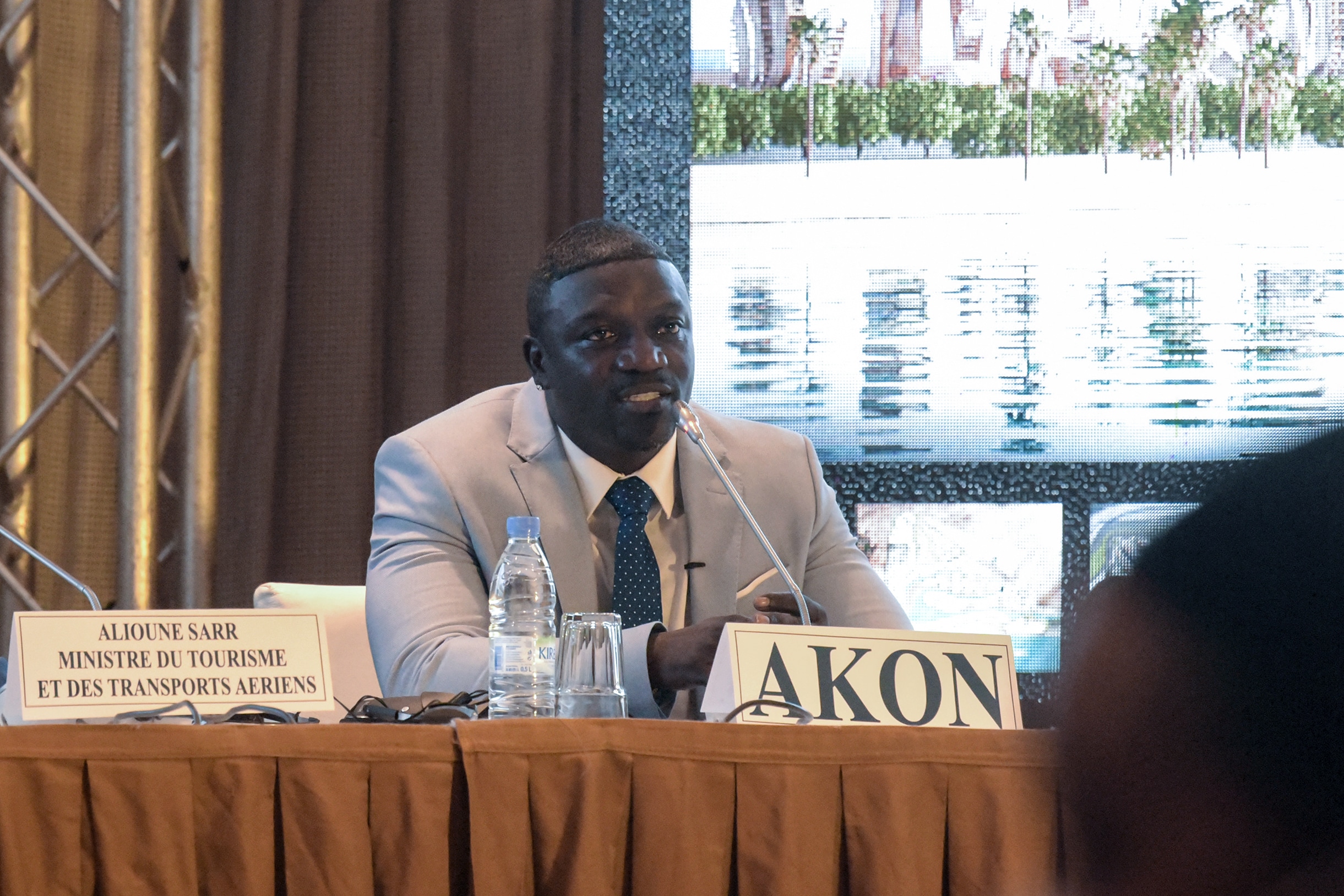 Le chanteur et compositeur sénégalo-américain Akon s'adresse à la presse dans un hôtel de Dakar, le 31 août 2020, pour présenter des projets de création d'une ville nommée «Akon City». - Le rappeur, de son vrai nom Alioune Badara Thiam, s'est engagé à investir dans le tourisme dans son Sénégal natal où il a passé sa petite enfance avant de s'installer aux États-Unis à l'âge de sept ans, où il est ensuite devenu une célébrité. (Photo par Seyllou / AFP)