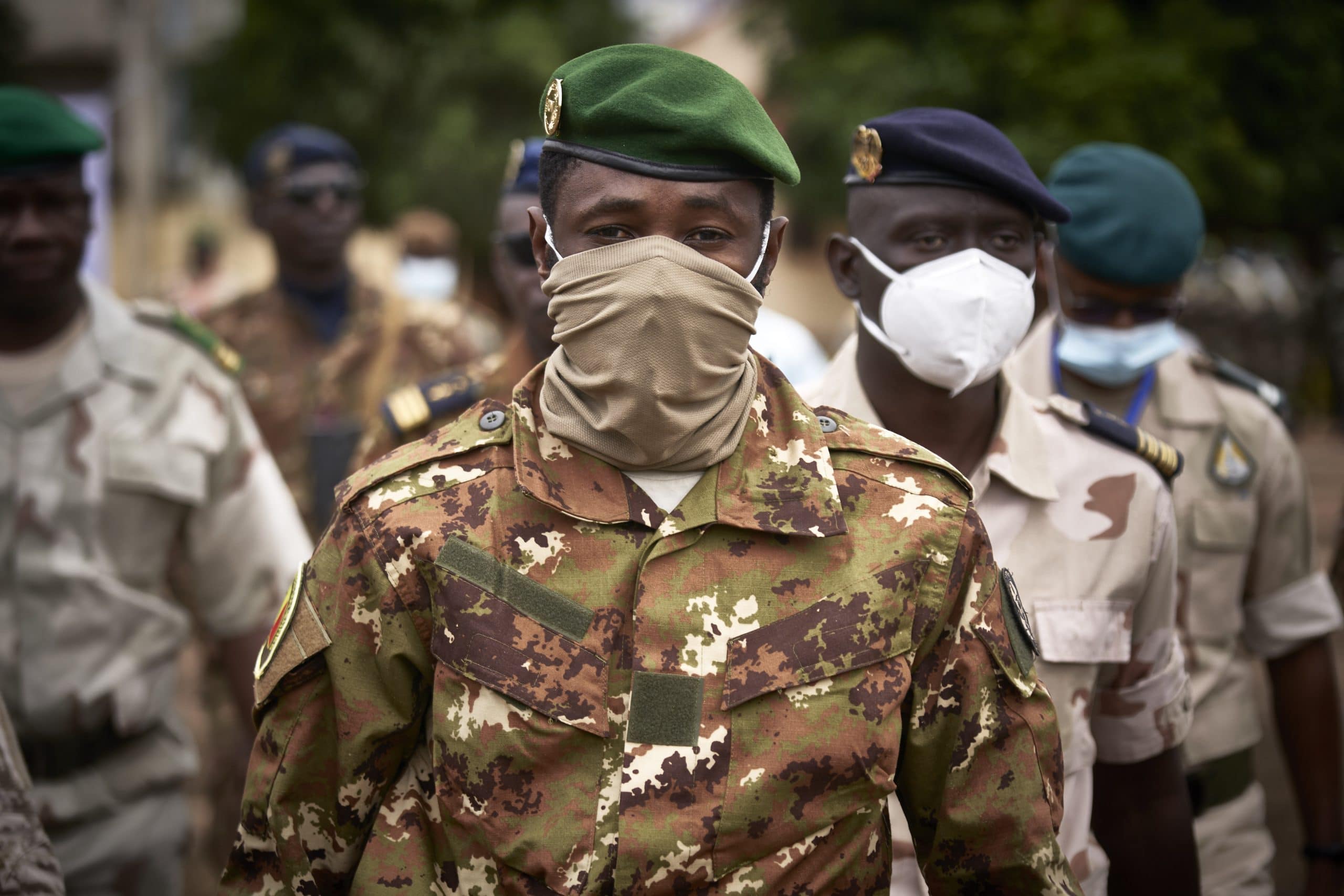 Le colonel Assimi Goita, président du CNSP (Comité national pour le salut du peuple), arrive aux obsèques de l'ancien président malien, le général Moussa Traoré, à Bamako, le 18 septembre 2020. - Le Mali a organisé des funérailles d'État pour l'ancien président malien Moussa Traoré le 18 septembre 2020, en présence du chef de la junte militaire au pouvoir et d'autres anciens dirigeants de l'Etat du Sahel, selon des journalistes de l'AFP. Traoré, qui a dirigé le Mali pendant 22 ans avant d'être déposé lors d'un coup d'État de 1991, est décédé à 83 ans dans la capitale Bamako le 15 septembre 2020 (Photo de MICHELE CATTANI / AFP)