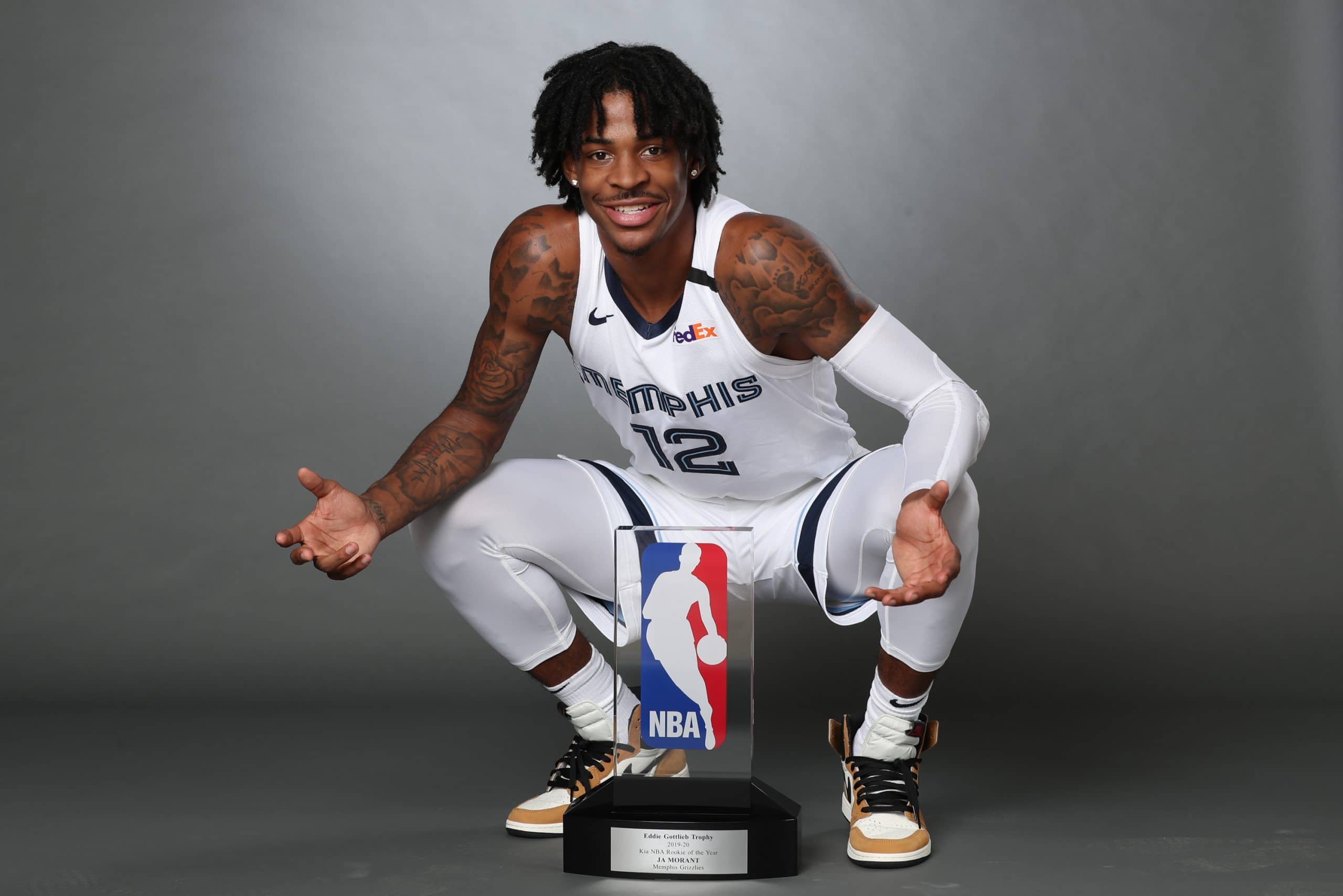 EADS, TN - 3 SEPTEMBRE: Ja Morant # 12 des Memphis Grizzlies détient le trophée Eddie Gottlieb pour un portrait après avoir été nommé recrue de l'année 2019-20 Kia NBA le 3 septembre 2020 à Eads, Tennessee. NOTE À L'UTILISATEUR: L'utilisateur reconnaît et accepte expressément qu'en téléchargeant et / ou en utilisant cette photographie, l'utilisateur accepte les termes et conditions du contrat de licence Getty Images. Avis de droit d'auteur obligatoire: Copyright 2020 NBAE Joe Murphy / NBAE via Getty Images / AFP
