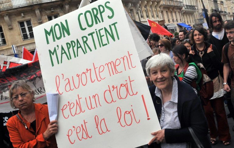 France : rassemblement de féministes pour un meilleur accès à l’avortement
