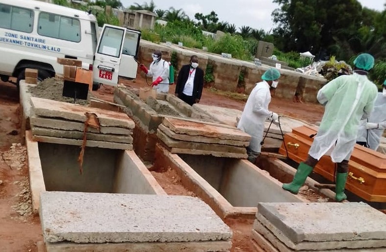 Des tombes qui attendent des morts de coronavirus