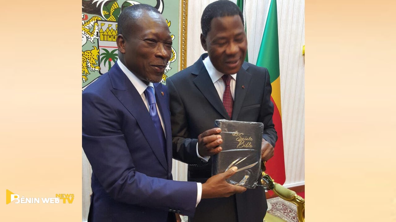 Boni Yayi Offre une Sainte Bible à Patrice Talon @ ATLANTIC FM