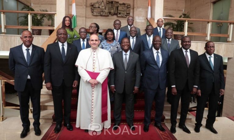 Côte d’Ivoire – Vatican : un timbre à l’effigie de Ouattara et le pape François pour célébrer le 50ème anniversaire des relations diplomatiques (photo)