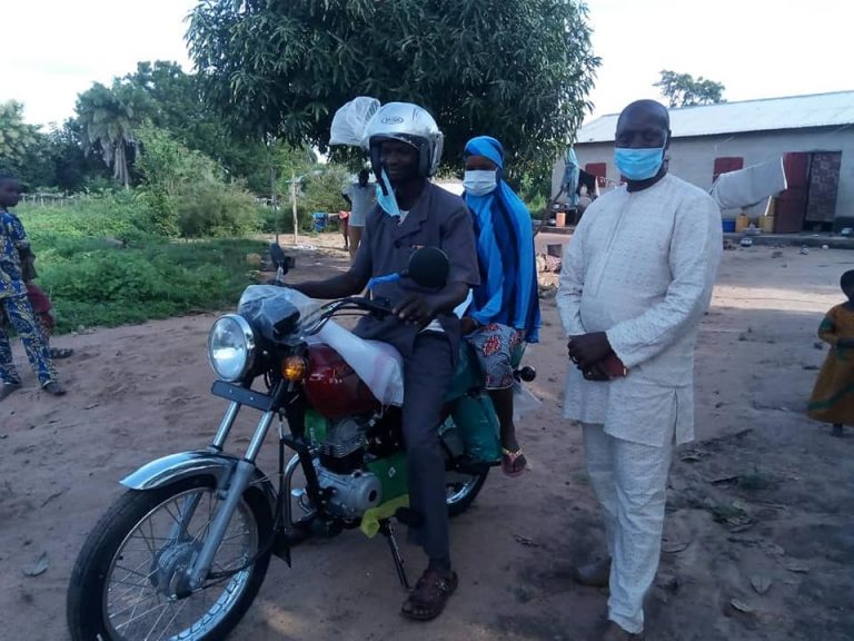 Bénin: Boni Yayi fait don d&rsquo;une moto à Sakinatou Arouna, l’héroïne de Woria