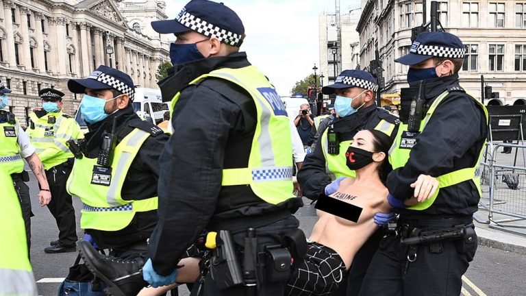 Londres: seins nus, des femmes arrêtées par la police devant le palais de Westminster