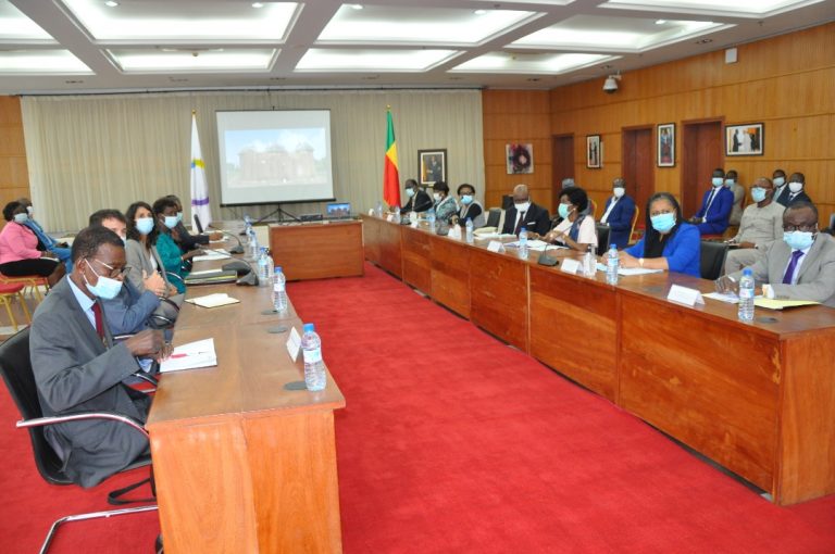 Bénin: échanges entre Louise Mushikiwabo et des membres du gouvernement