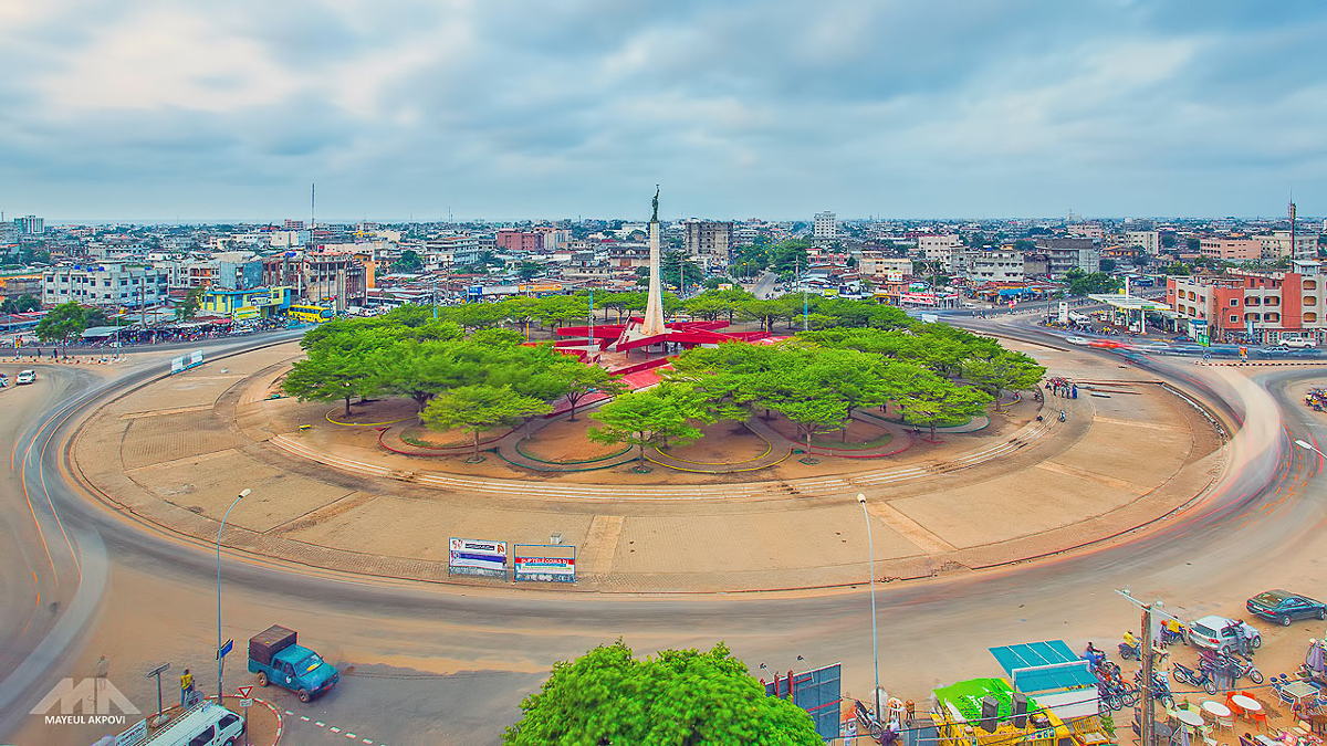 Place de l'Étoile rouge, grand carrefour de la ville de Cotonou