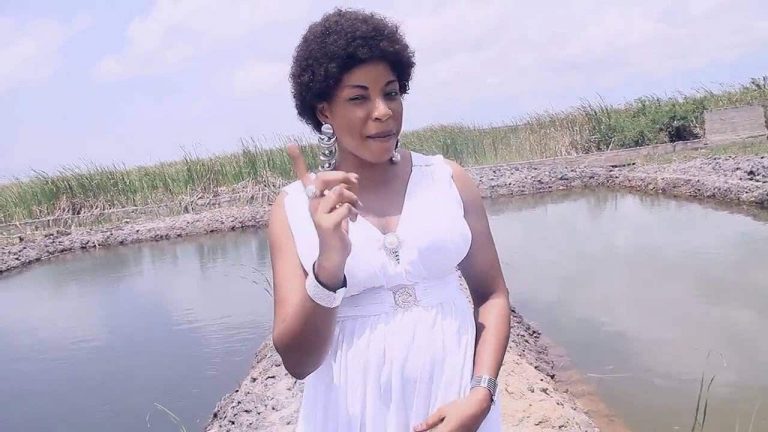 Bénin: la chanteuse Sèna Noble brise le silence avec son nouveau bébé « Katcha »