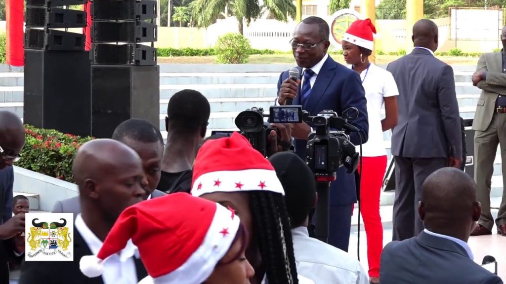 Patrice Talon en compagnie des enfants