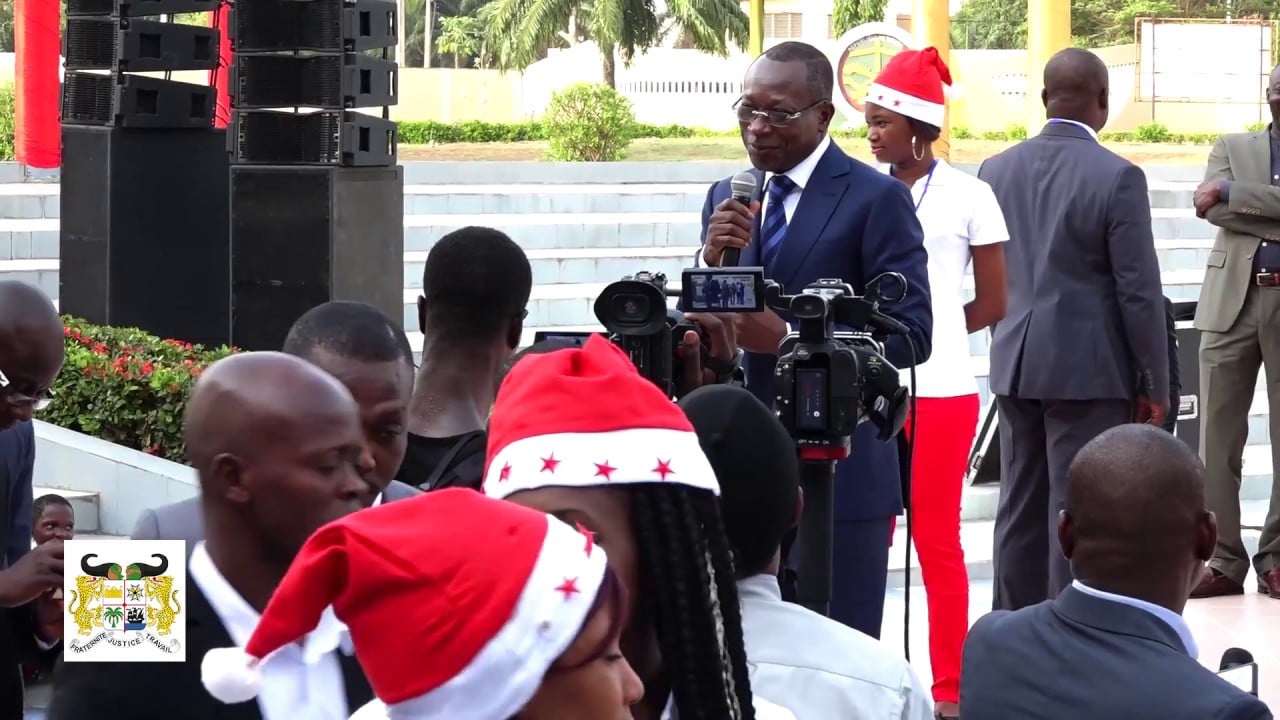 Patrice Talon en compagnie des enfants