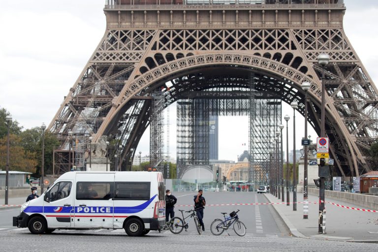 France: deux femmes poignardées au pied de la Tour Eiffel à Paris