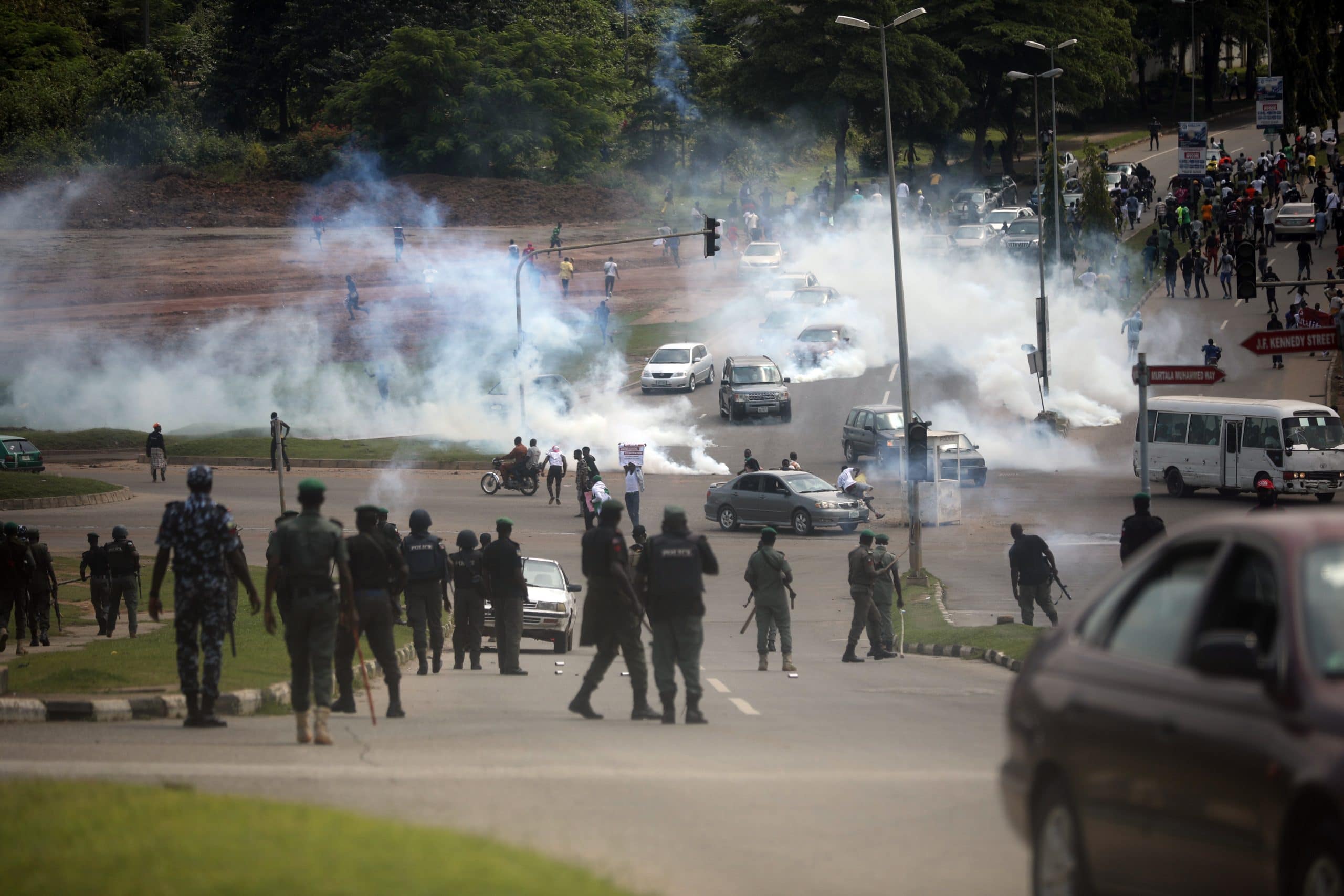 La police nigériane tire des gaz lacrymogènes sur les manifestants lors d'une manifestation pour faire pression pour la mise au rebut de l'équipe spéciale de vol de fourmis (SRAS) sur l'autoroute Abuja-Keffi, à Abuja, au Nigéria, le 19 octobre 2020 (photo de Kola Sulaimon / AFP)