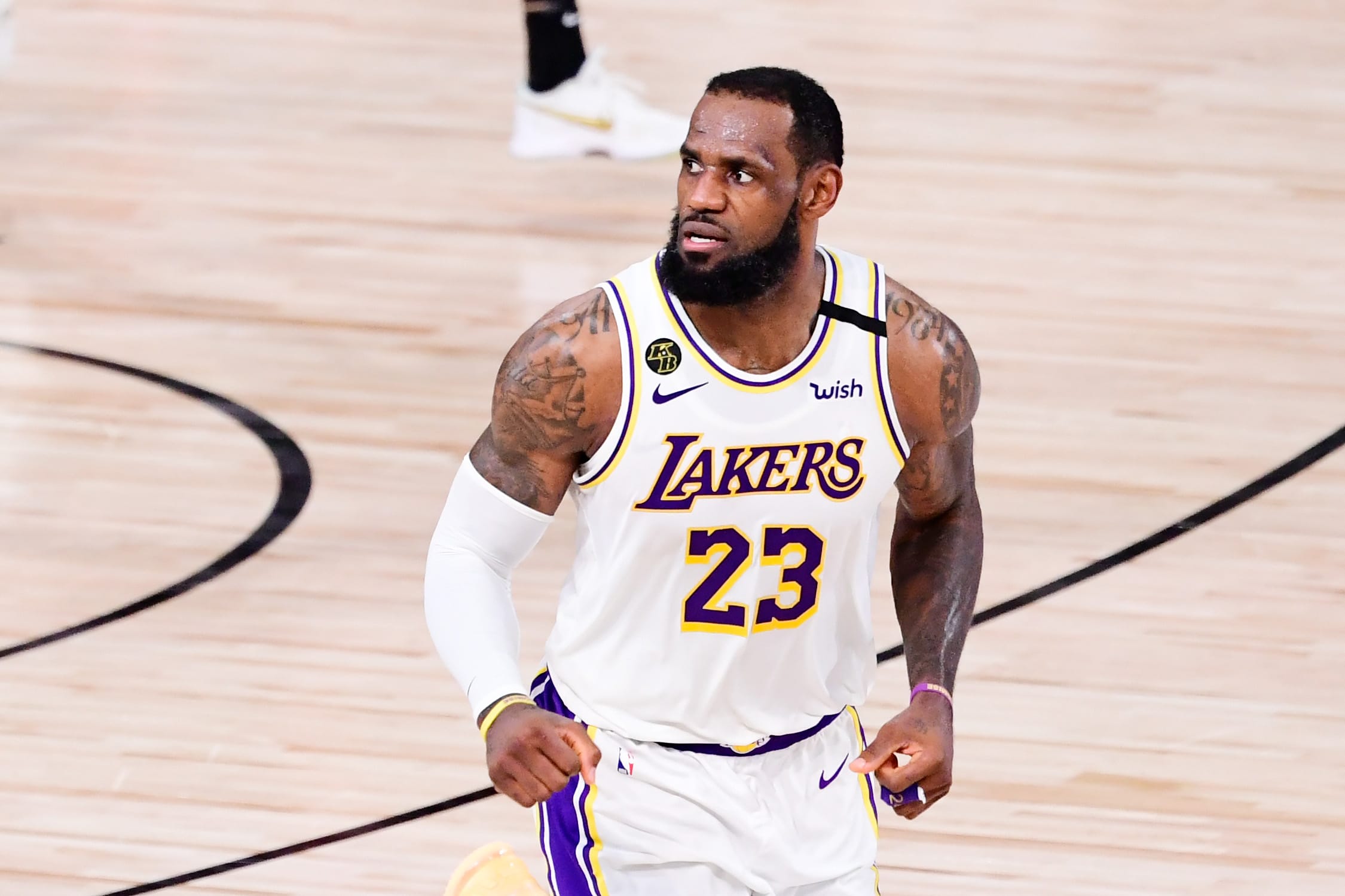 LeBron James # 23 des Los Angeles Lakers réagit au quatrième trimestre contre le Miami Heat dans le sixième match des finales NBA 2020 à AdventHealth Arena au ESPN Wide World Of Sports Complex le 11 octobre 2020 à Lake Buena Vista, Floride. NOTE À L'UTILISATEUR: L'utilisateur reconnaît et accepte expressément qu'en téléchargeant et / ou en utilisant cette photographie, l'utilisateur consent aux termes et conditions du contrat de licence Getty Images. Douglas P. DeFelice / Getty Images / AFP