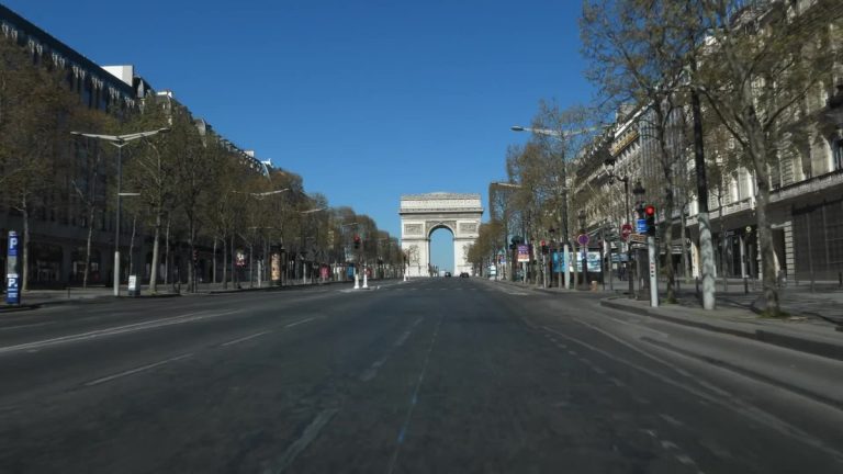 Sous le choc des attentats djihadistes, la France se confine à nouveau face au Covid