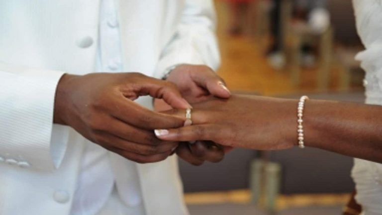 Bon à savoir: à quel doigt porter sa bague de fiançailles?