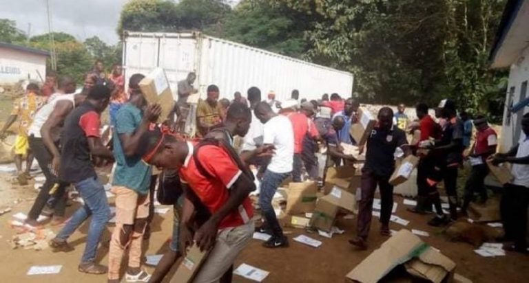 Côte d’Ivoire – Présidentielle: des jeunes saccagent les locaux de la CEI à Koun-Fao