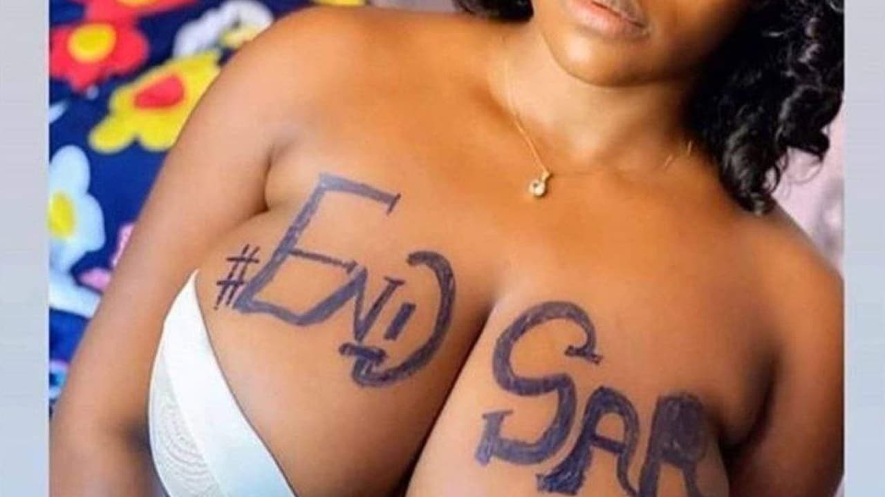 EndSARS : de jeunes femmes manifestent «seins nus» au Nigeria