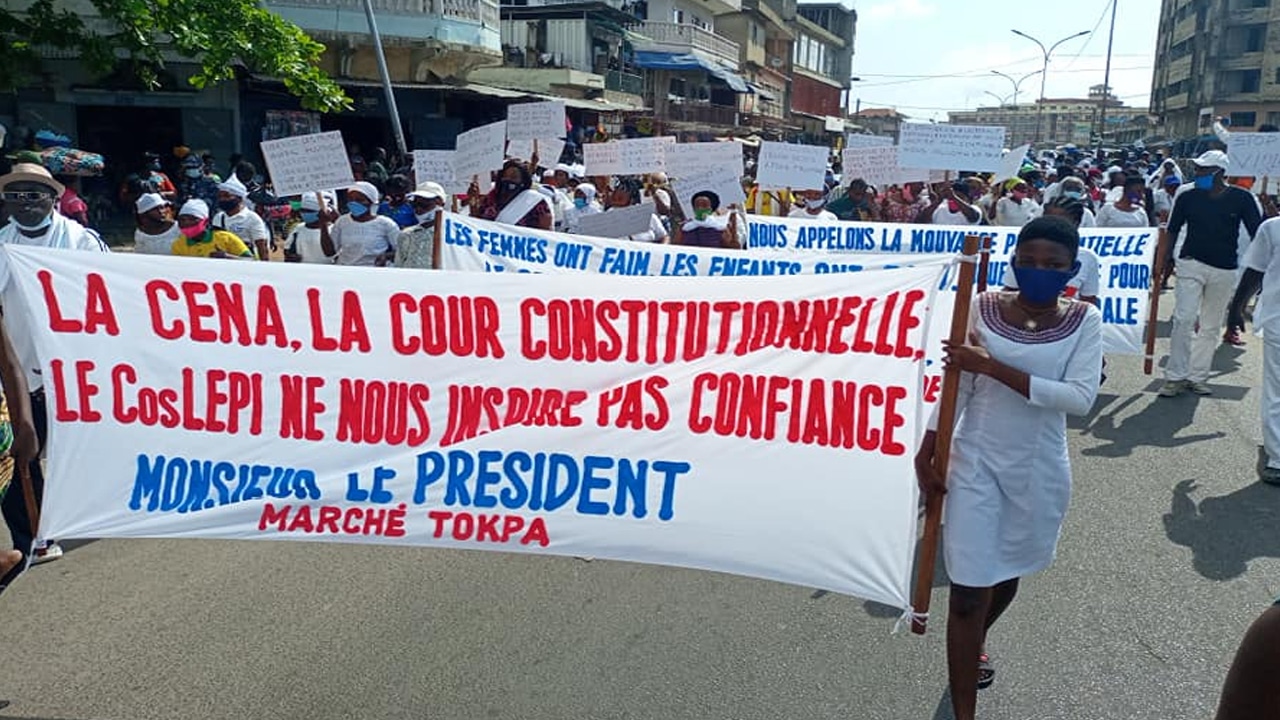 Marche des femmes des marchés publics.
