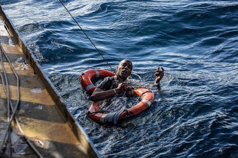 Plusieurs migrants se noient après avoir été forcés par les passeurs de quitter le navire en pleine mer