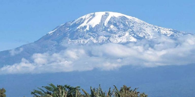 Le plus haut sommet d’Afrique, le mont Kilimandjaro est en feu