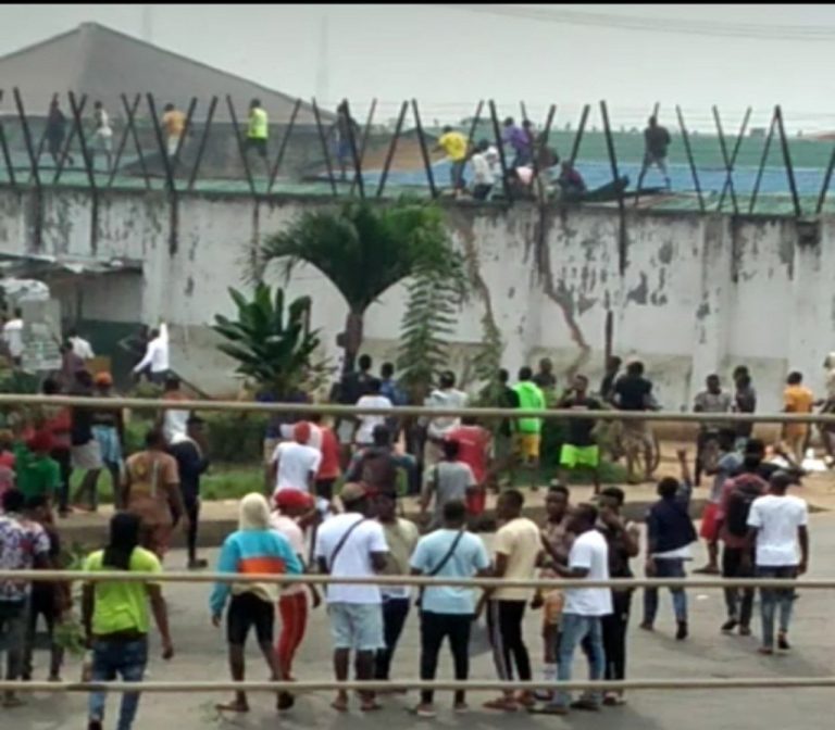 Nigéria – EndSRAS: les manifestants envahissent une prison à Benin et libèrent des prisonniers