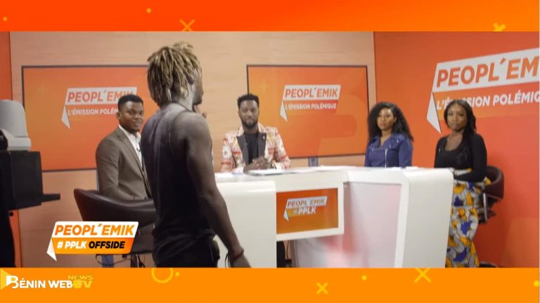 Incontrôlable, S. Kelly bastonne les animateurs de Peopl&rsquo;Emik en plein direct (vidéos)