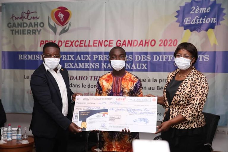 Bénin – Examens scolaires de 2020: les meilleurs candidats primés par Thierry Gandaho