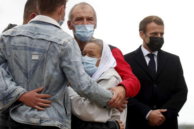 Sophie Petronin accueillie en France par ses petits-enfants et par Emmanuel Macron