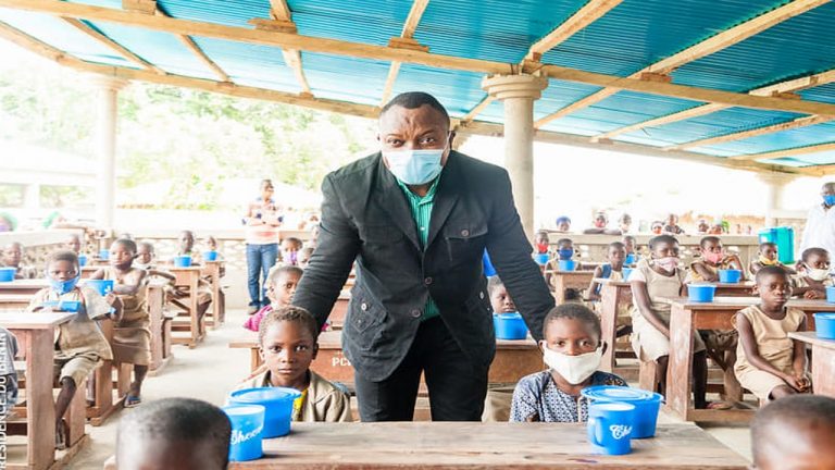 Bénin: visite du ministre Salimane Karimou dans les écoles à cantines du Mono