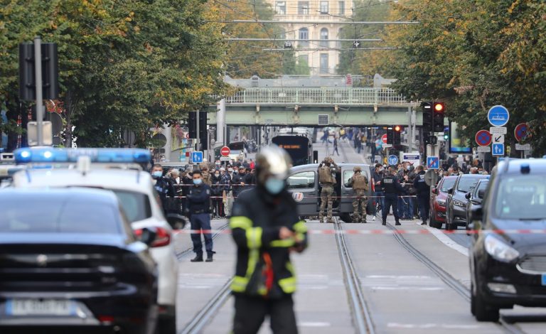 France: une attaque au couteau déjouée à Paris, l&rsquo;agresseur neutralisé