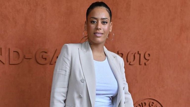 Chemise déboutonnée et soutien-gorge apparent, Amel Bent séduit ses fans (photo)