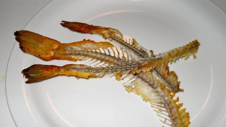 Bon à savoir: comment réagir quand on a une arrête de poisson coincée dans la gorge?
