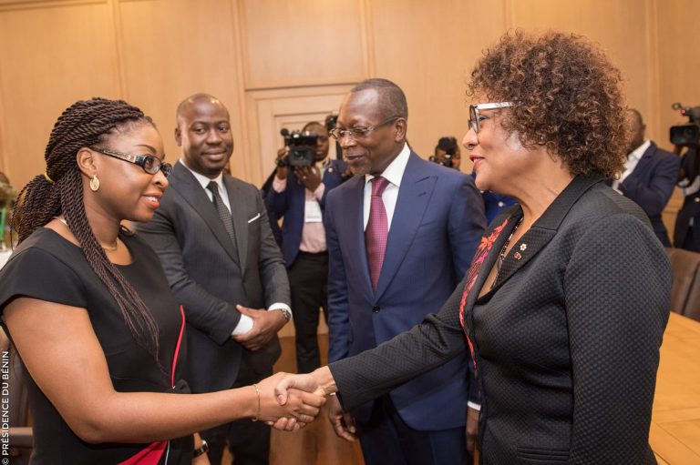 Bénin: à Nikki, Patrice Talon lance des fleurs à Aurélie Adam Soulé Zoumarou