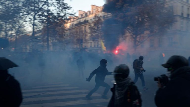 « Loi sécurité globale »: tension en cours à Paris, gaz lacrymogènes à Rennes (vidéo)