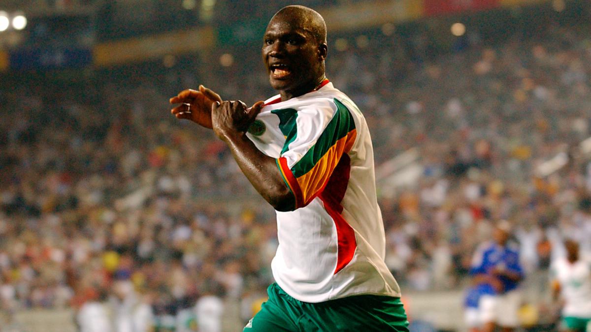 Pape Bouba Diop , l'ancien milieu de terrain sénégalais