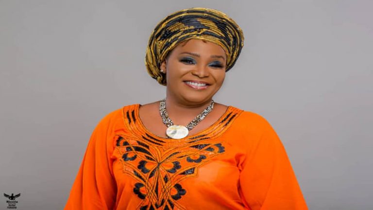 Bénin: à nouveau maman, la chanteuse Dossi présente sa fille à ses fans (photo)