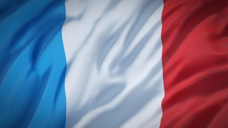 Côte d&rsquo;Ivoire: le drapeau français brûlé en hommage aux victimes des violences électorales