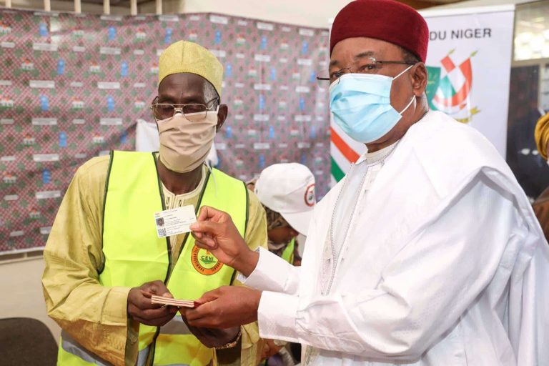 Présidentielle au Niger: Mahamadou Issoufou a retiré sa carte d&rsquo;électeur