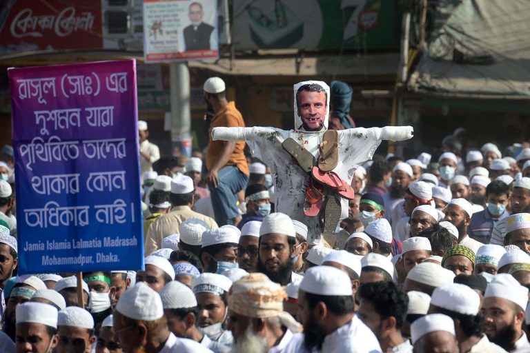 Bangladesh : plus de 50.000 musulmans protestent contre Emmanuel Macron et la France