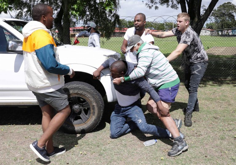 Afrique du Sud: violences interraciales après une remise de diplômes uniquement « réservée aux Blancs »